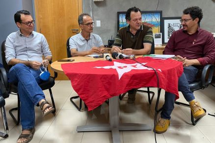 Da esquerda para a direita: o deputado estadual Ldio Cabral; o professor Domingos Svio; o irmo de Ldio, James Cabral; e o professor Reginaldo Arajo