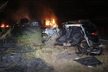 O carro de passeio teve a lateral esquerda arrancada e parou fora da pista