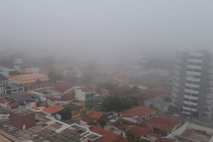 A neblina cobriu o cu da Capital durante a manh