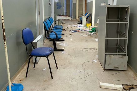 Al�m de insumos tamb�m h� m�veis e e materiais em bom estado 