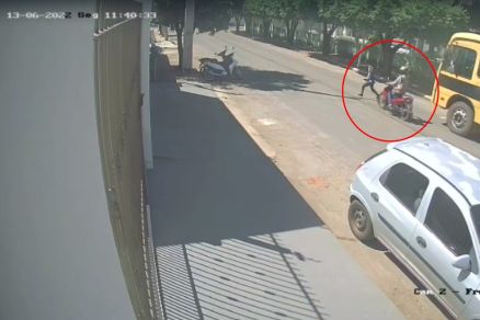 Criana atravessou a rua correndo e foi atingida pela motociclista