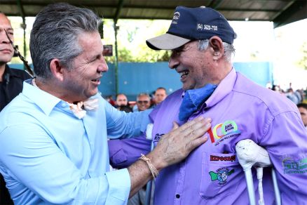 O governador Mauro Mendes cumprimenta cidado durante viagem ao Interior: projeto de reeleio