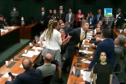 Momento em que deputado parte para cima de colega