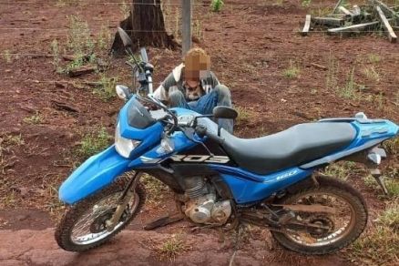 O suspeito foi identificado por populares que o amarraram em uma cerca