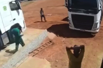 Cmera registra homem de 50 anos sendo atropelado na BR-163