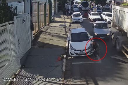 Momento em que assaltante foge com aproximao da Polcia 
