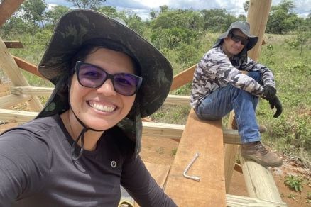 Luciana e Euclides Torezan durante as obras do chal
