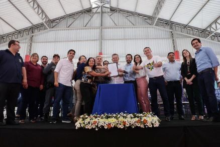 Governador esteve em Nova Mutum para assinar convnios e autorizar licitaes de obras