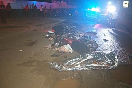Motocicletas ficaram ca�das na via; uma das v�timas morreu na hora 