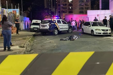 Corpo de Alexandre Miyagawa ficou cado no asfalto at a chegada da percia
