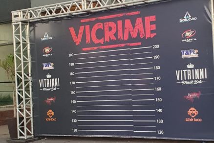 Banner exposto na entrada da festa.