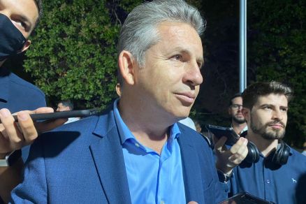 O governador Mauro Mendes chega para reuni�o com prefeitos na sede do Uni�o Brasil