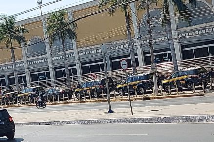 Viaturas da Polcia Rodoviria Federal em frente ao Shopping Popular