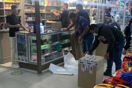 Auditores e policiais rodovirios durante a fiscalizao no Shopping Popular
