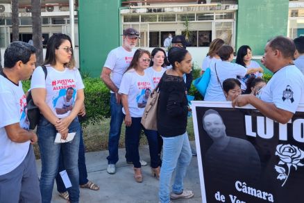 Manifestantes pedem por Justia em frente  Cmara