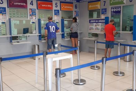 Apostadores na fila da lotrica que sorteou o ltimo prmio milionrio do Timemania