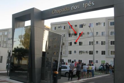 Fachada do Condomnio Chapada dos Ips aps sequncia de incndios 