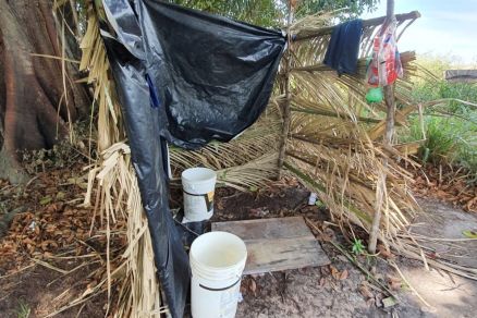 Banheiro improvisado que era utilizado pro trabalhadores