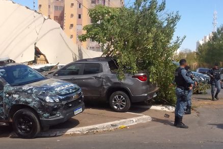 O veculo dos criminosos bateu no muro de um condomnio