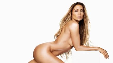Jennifer Lopez posa nua para ensaio e celebra chegada aos 53