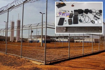 Alm dos celulares, tambm foram apreendidos chips, carregadores e um pen-drive