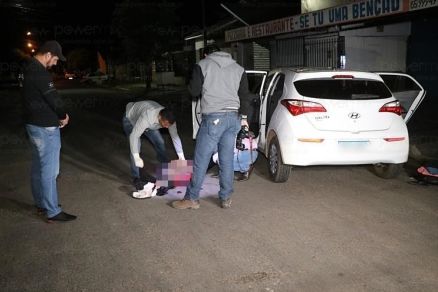 O corpo do adolescente ao lado do carro de aplicativo