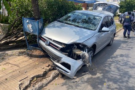 Veculo furtado aps se chocar conta dois carros e uma rvore