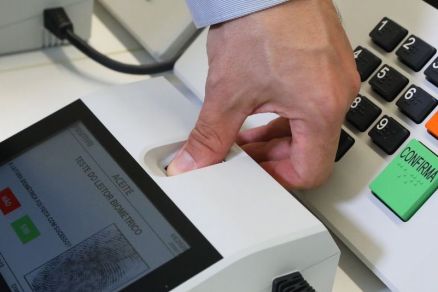 Para votar nas Eleies 2024, alm de estar com o ttulo devidamente regularizado,  necessrio que o eleitor esteja em seu domiclio eleitoral