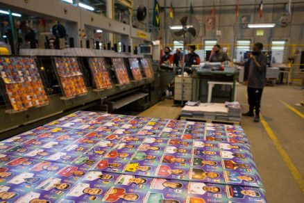 Produo das figurinhas da Copa do Mundo na fbrica da Panini 