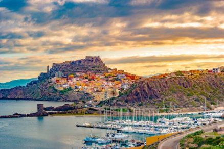 A Ilha da Sardenha est localizada a oeste da Itlia