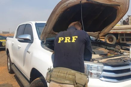 De acordo com a PRF, o ve�culo foi roubado no Bairro Goiabeiras, em Cuiab�, em 2017