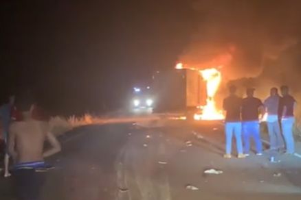 Devido ao impacto da batida, os ve�culos come�aram a pegar fogo