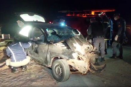 Lataria do Celta ficou completamente amassada na parte frontal e superior