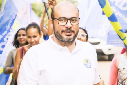 Nas caminhadas, o parlamentar recebeu a adeso de populares favorveis  sua reeleio
