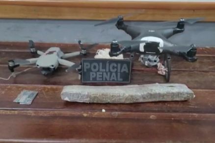 Os drones interceptados pelos policiais penais juntamente com a droga 