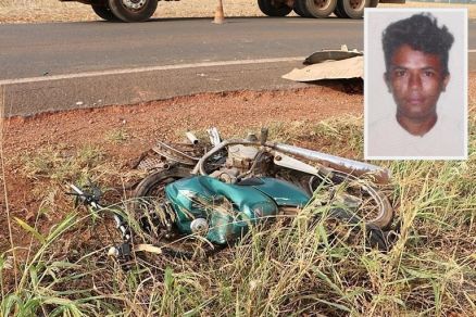 Com o impacto, o capacete da vtima ficou preso embaixo do carro e a moto, completamente destruda