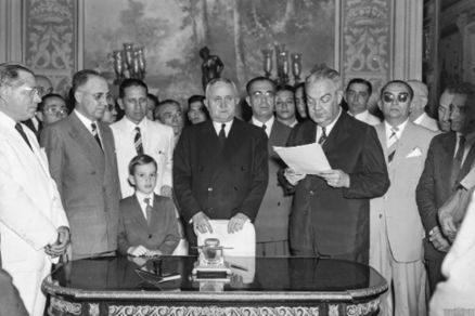 O general Eurico Gaspar Dutra, ao centro, que assumiu a presidncia em 1946