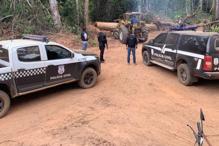 Duas carretas, uma p carregadeira e uma motocicleta roubadas foram recuperadas