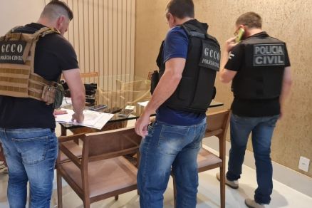 Policiais civis cumprem mandado de busca em endereo de um dos alvos