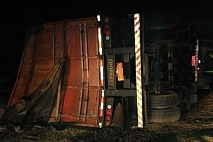 o ve�culo ficou tombado na pista e a carga ficou espalhada