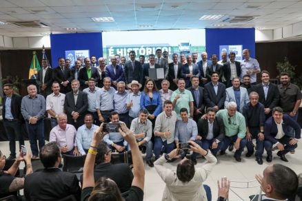 Governador Mauro Mendes, ministro da Infraestrutura, Marcelo Sampaio, presidente em exerccio do Tribunal de Contas da Unio (TCU), Bruno Dantas, assinam TAC com a ANTT e Rota do Oeste para transferncia da concesso da BR-163 