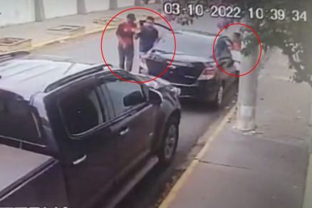 Dupla rende motorista e arranca com ele sentado no banco de trs 