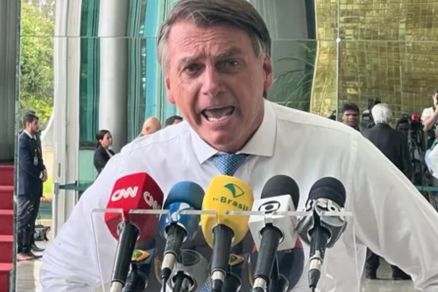 O presidente Jair Bolsonaro dava uma entrevista nesta sexta (7)
