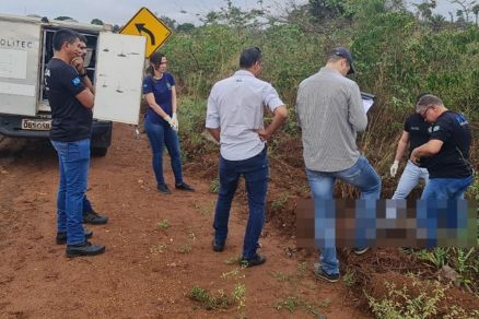 Peritos e policiais na cena do crime; vtima tinha sinais de tortura