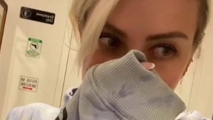 Emily brinca ao se fingir envergonhada com o recado deixado em sua porta pela vizinha