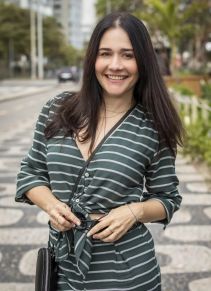 Alessandra Negrini como Guida em Travessia 