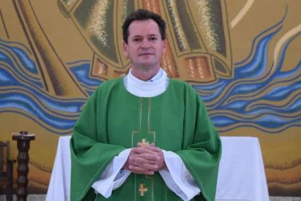 O padre Nelson Koch durante missa