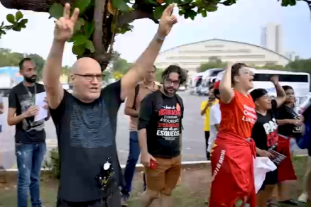 O defensor do presidente Jair Bolsonaro no meio dos estudantes