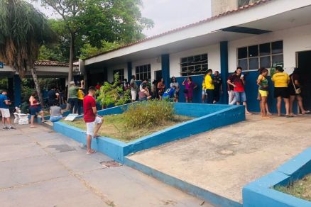 Fila de votao no Colgio Cesrio Neto, em Cuiab