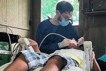 Charles prestando servi�o odontol�gico gratuito �s comunidades pantaneiras 